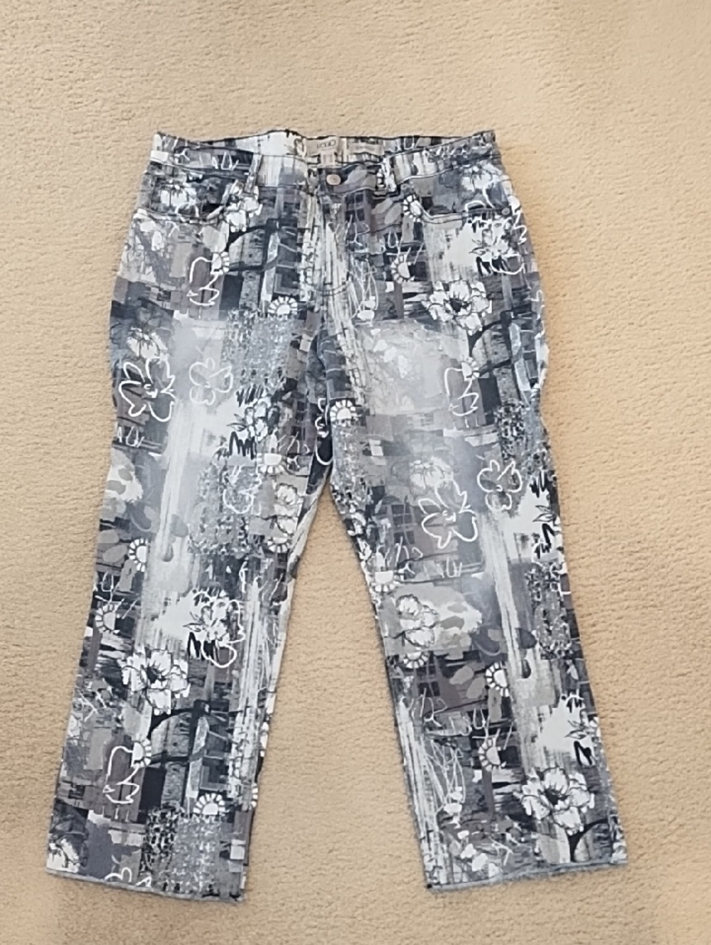 LOGO by Lori Goldstein Gray & White Straight Leg Jeans with Floral Print